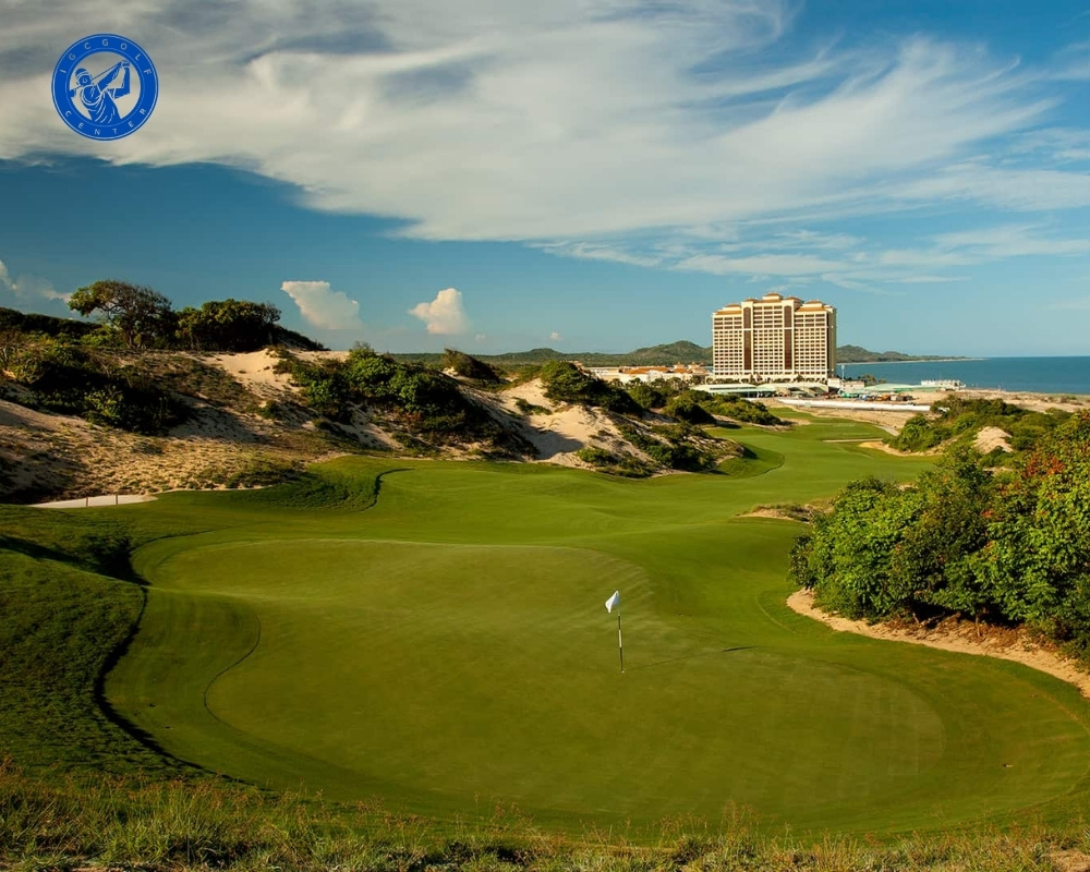 Chơi Golf tại The Bluff Hồ Tràm