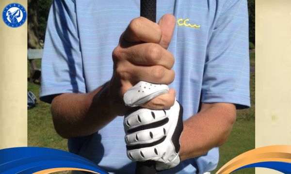 Cách cầm gậy đánh golf Interlocking Grip