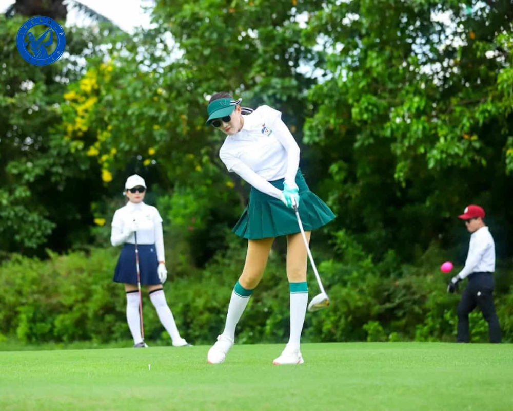 Người học tiếp xúc với các huấn luyện viên Golf hàng đầu với nhiều năm kinh nghiệm