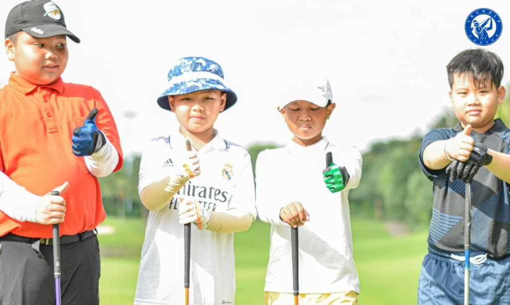 dạy golf chuyên sâu cho trẻ 