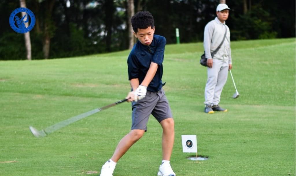 trang bị dụng cụ cần thiết cho trẻ học golf chuyên sâu 